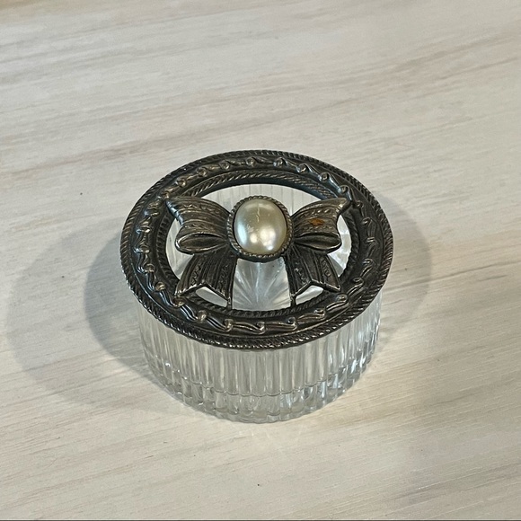 Vintage Crystal cut trinket Faux pearl open top bow trinket/jewelry/rings - Picture 2 of 9